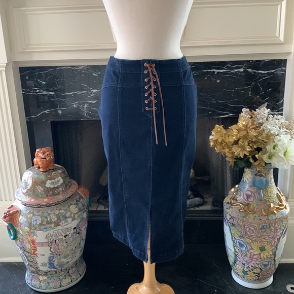 NWT “NY&C” stretch denim pencil skirt w/leather tie back detail! - Picture 4 of 7